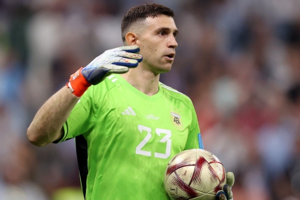 莫佩調侃撞傷萊諾成就大馬丁:“難道他不應該對我心存感激嗎?”